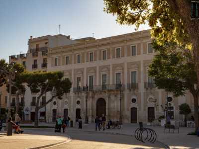 Girandoci verso ovest � invece impossibile non notare il maestoso Palazzo Roberti, conosciuto anche come �palazzo delle cento stanze�: un edificio settecentesco che racchiude volte affrescate, dipinti con scene mitologiche e alti soffitti in legno